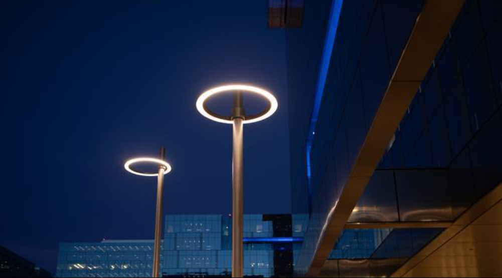 บล็อกบริษัทล่าสุดเกี่ยวกับ ไฟสวน LED AG033 นำการออกแบบที่ทันสมัยและประสิทธิภาพการใช้พลังงานมาสู่พื้นที่ในเมือง